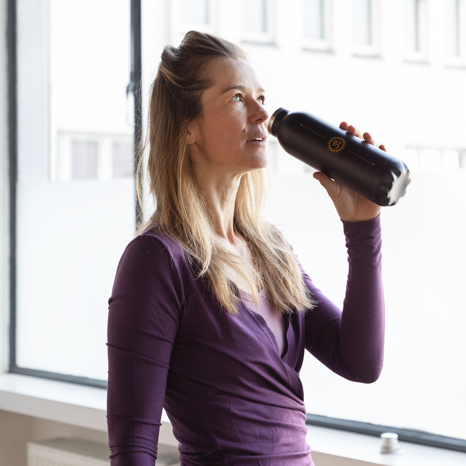 516os_yoga_meditation_pilates_isolier_trinkflasche_om_schwarz_600ml_trinkend_fenster Wrap-topp Blackberry Wine